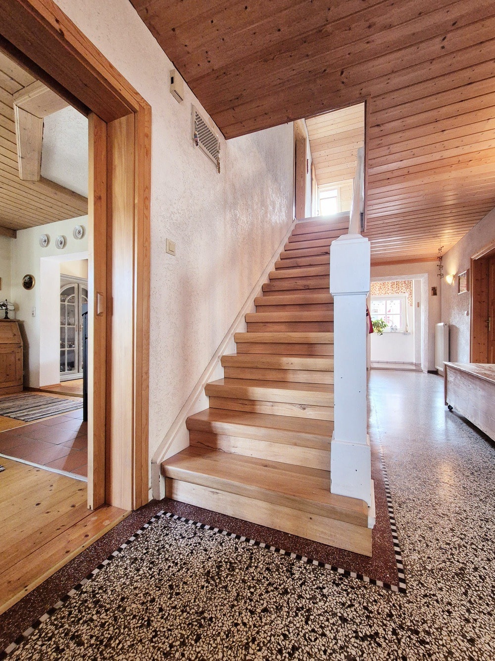 Energieautark in die Zukunft: Modernisiertes Einfamilienhaus im Villenstil – Bild 2