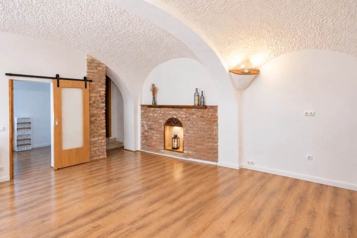 Investmentchance: 6 Einheiten in einem Baudenkmal – saniertes Mehrfamilienhaus mit attraktiven Perspektiven – Bild 3