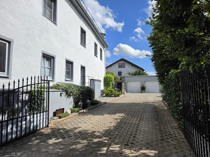 Investmentchance: 6 Einheiten in einem Baudenkmal – saniertes Mehrfamilienhaus mit attraktiven Perspektiven – Bild 18