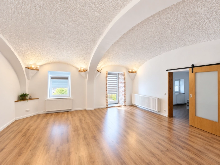 Investmentchance: 6 Einheiten in einem Baudenkmal – saniertes Mehrfamilienhaus mit attraktiven Perspektiven – Bild 2